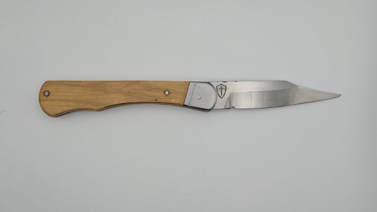 Couteau pliant Inox et Buis naturel.