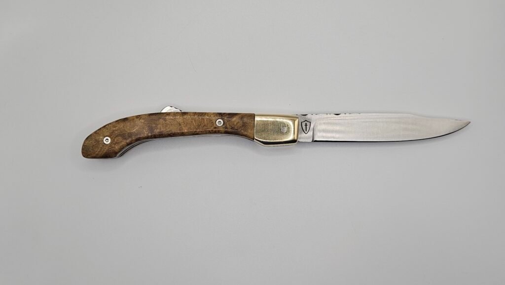 Pliant artisanal à pompe en loupe d'acacia