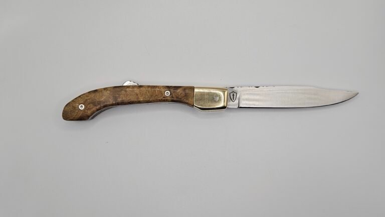 Pliant artisanal à pompe en loupe d'acacia